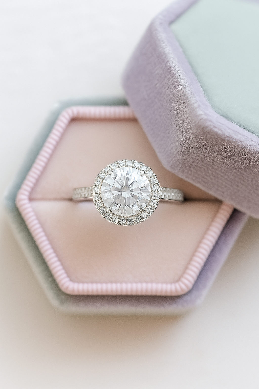 Elegant 925 Silver Halo Solitaire Zircon Ring for Women – Classic Round Stone Engagement & Party Wear Ring